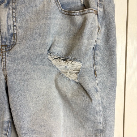 Women's Size 18 TORRID Perfect 10" Bermuda Jean Shorts Vintage Stretch Ripped - Picture 2 of 12